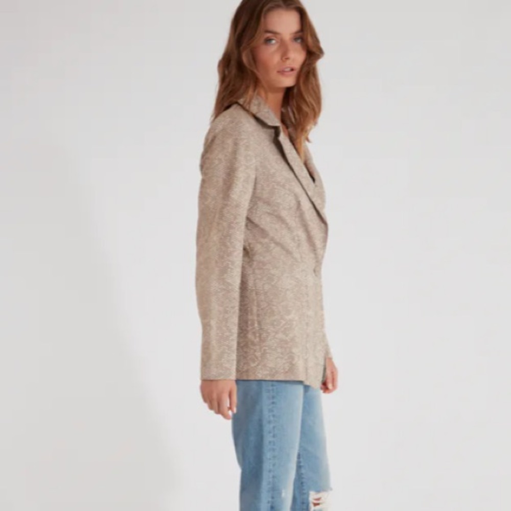 Olivia Blazer
Finders Keepers - Picture 4 of 7